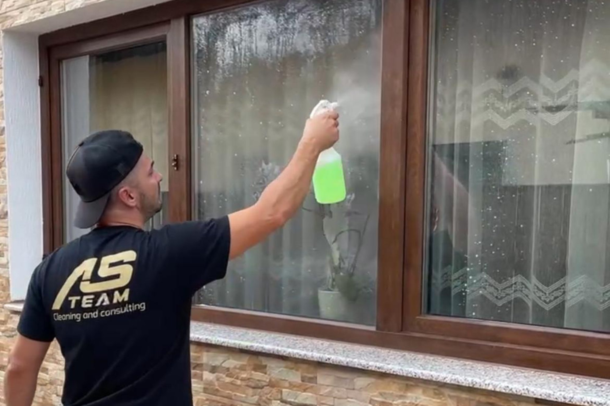 Cauti cum sa ai geamuri stralucitoare mereu?