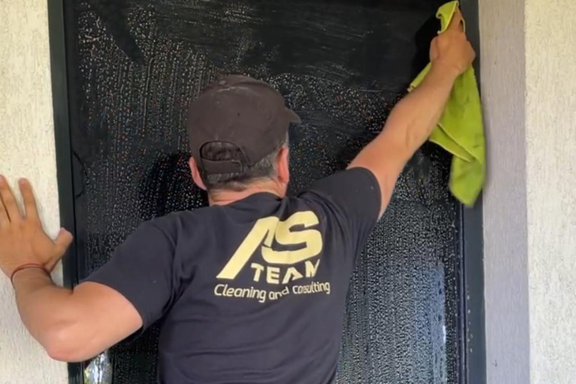 De unde comand curatenie in Arad azi?